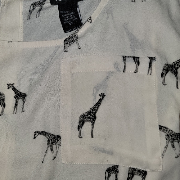 Torrid Button Back Giraffe Pocket Top - XL/1X - (Torrid Sizing 00) - Cream - Picture 2 of 3